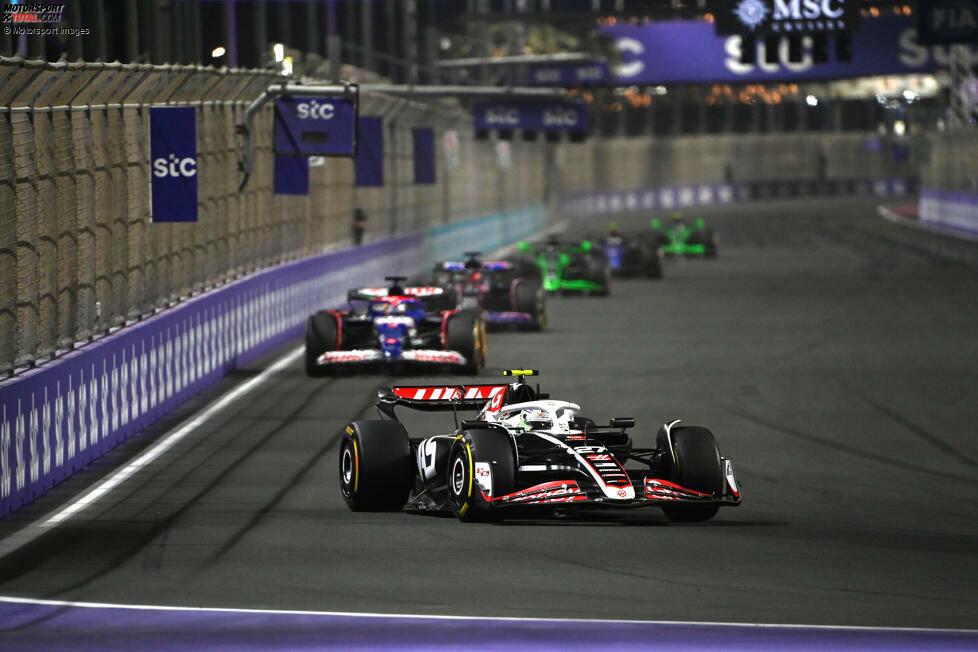 2. Saudi-Arabien: Magnussen blockt Teamkollege Hülkenberg zum ersten Sieg für Haas, dahinter holt Albon das erste Podium für Williams. Der Deutsche übernimmt auch die WM-Führung, weil Bahrain-Sieger Zhou mit Problemen beim Boxenstopp Letzter wird. Stand: 1. Hülkenberg (11), 2. Zhou (10), 3. Magnussen (10), 4. Albon (8), 5. Ricciardo (4).