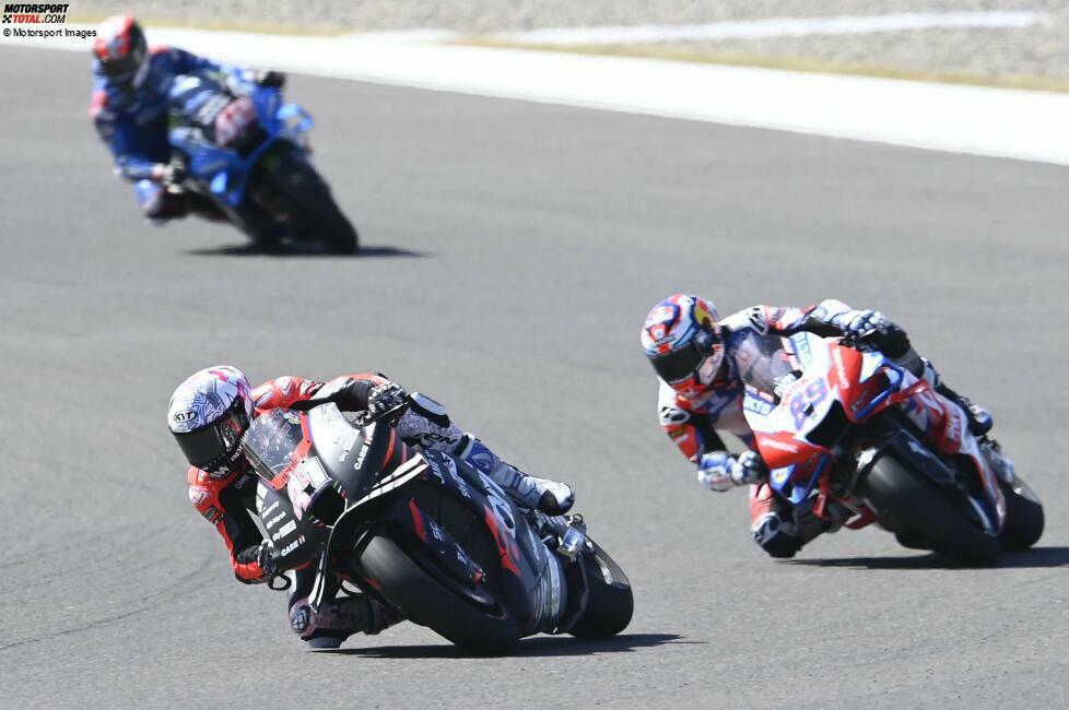 3: Nach vielen Jahren in der MotoGP und in seinem 200. Grand Prix schaffte es Aleix Espargaro in Argentinien 2022 zum ersten Mal aufs oberste Treppchen. In dem Jahr kämpfte er weit in die zweite Saisonhälfte hinein um den Titel. In der darauffolgenden Saison gewann der Aprilia-Pilot zwei weitere Rennen.