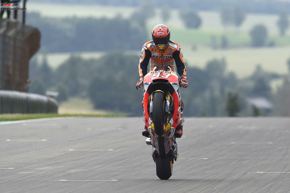 61: Marc Marquez hatte einen außergewöhnlichen Start in der MotoGP. Der Spanier stand in seinem ersten Rennen auf dem Podium, gewann im zweiten und holte sich am Ende der Saison den Titel, womit er alle Rekorde brach. Er hat sechsmal den MotoGP-Titel gewonnen und bisher 61 Siege.