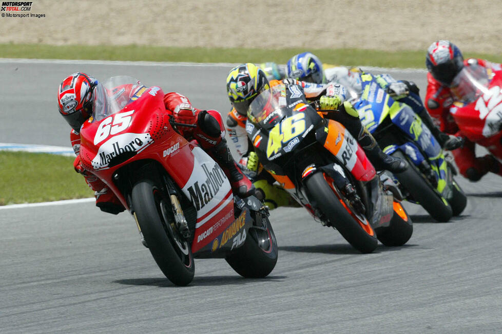 7: Im Jahr 2003 stieg Ducati in die MotoGP ein und Loris Capirossi wurde als Anführer des Projekts ausgewählt. Der Italiener hatte ein bemerkenswertes Debüt, wurde Vierter in der Meisterschaft und errang seinen ersten Sieg in Barcelona. In den Jahren, in denen er mit der Ducati Rennen bestritt, fuhr er sechs weitere Siege ein.