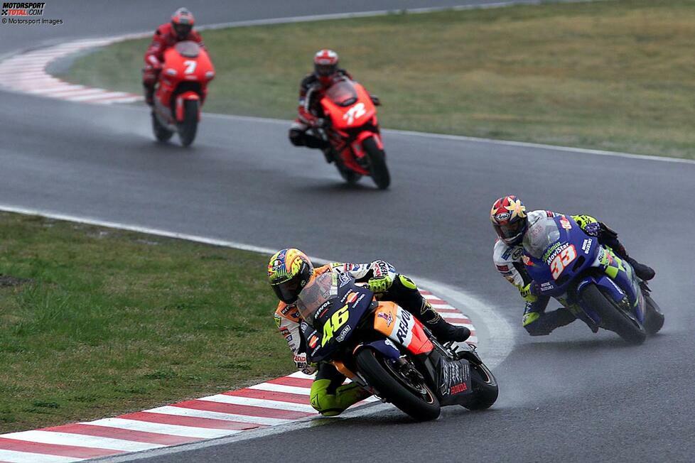 78: Das allererste MotoGP-Rennen war geprägt von Regen. Akira Ryo (Suzuki) und Shinichi Ito (Honda) machten Rossi beim Grand Prix von Japan das Leben schwer, aber auf der dominanten Honda begann der Italiener die Viertakt-Ära mit einem Sieg. In 14 seiner 18 MotoGP-Saisons gewann Rossi mindestens ein Rennen. Seine Bilanz: 78 Siege.