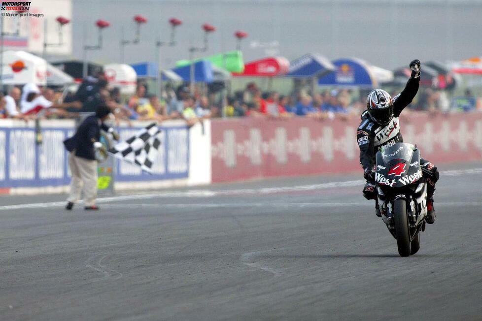 3: Alex Barros begann die erste MotoGP-Saison 2002 auf einer 500er-Honda, mit der er Valentino Rossi, der die 990er fuhr, fast einige Siege abnahm. Als Belohnung für seine guten Leistungen erhielt er für den letzten Teil des Jahres eine Maschine wie die von Rossi. Damit konnte er zwei Rennen 2002 gewinnen. 2005 gewann er noch einmal.
