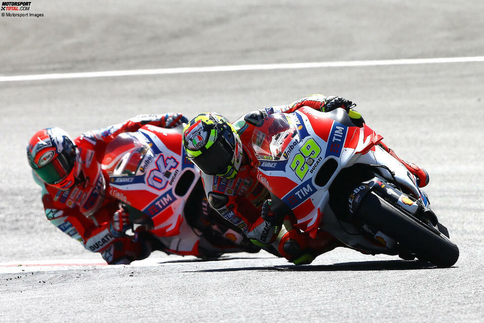 1: In seinem vierten MotoGP-Jahr, seinem zweiten als Ducati-Werksfahrer, gelang Andrea Iannone beim Grand Prix von Österreich sein erster und einziger Sieg. Er setzte sich knapp gegen Teamkollege Andrea Dovizioso durch. Für Ducati war es der erste MotoGP-Sieg seit sechs Jahren.