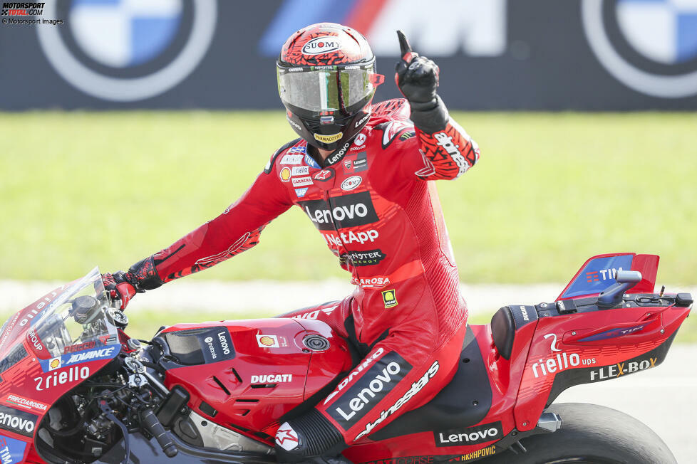 Jüngster Neuzugang in der Bestenliste der Fahrer mit den meisten Siegen in einer einzigen Saison ist Francesco Bagnaia. Er gewinnt 2024 elf Sonntagsrennen. Bei insgesamt 20 Grands Prix bedeutet das eine Quote von 55 Prozent.