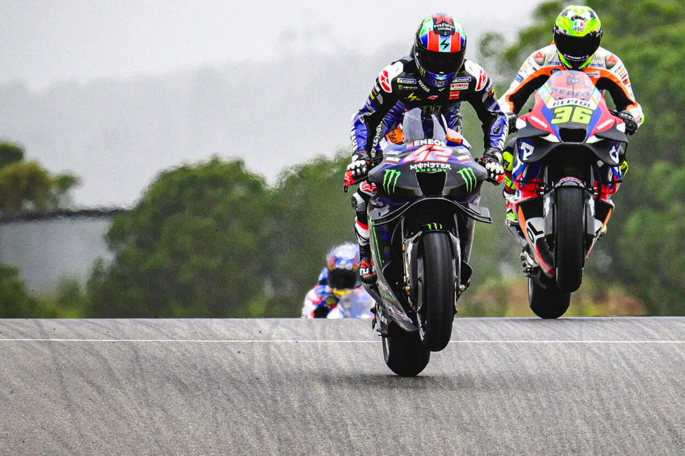 Spektakuläre Bilder der MotoGP-Bikes! Bodenkontakt mit nur einem oder gar keinem Rad, aufgenommen am Sprunghügel des Algarve International Circuit in Portugal