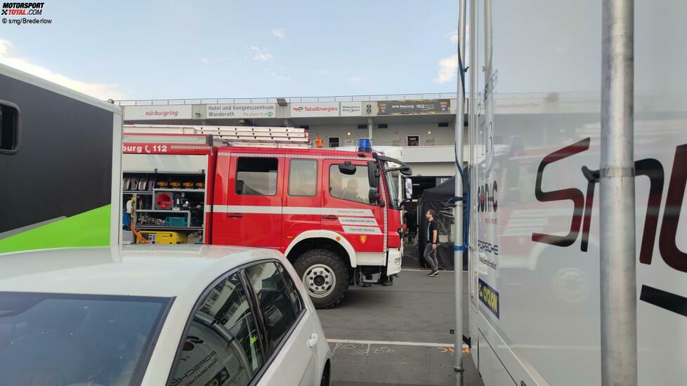 Katastrophe im Fahrerlager der Nürburgring-Langstrecken-Serie (NLS): Ein Druckluftbehälter verursachte eine Explosion, die mehrere Menschen verletzte.