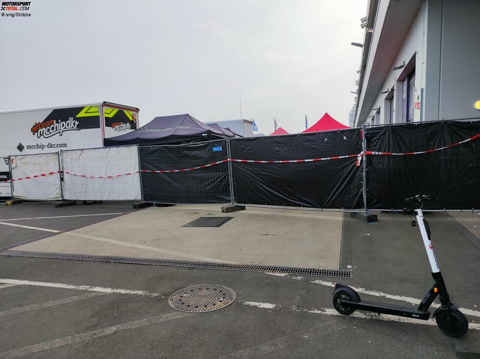 Die Situation am Samstagmorgen: Der Bereich rund um Box 26 und 27 ist nach wie vor abgesperrt, inklusive jeglichem Equipment.