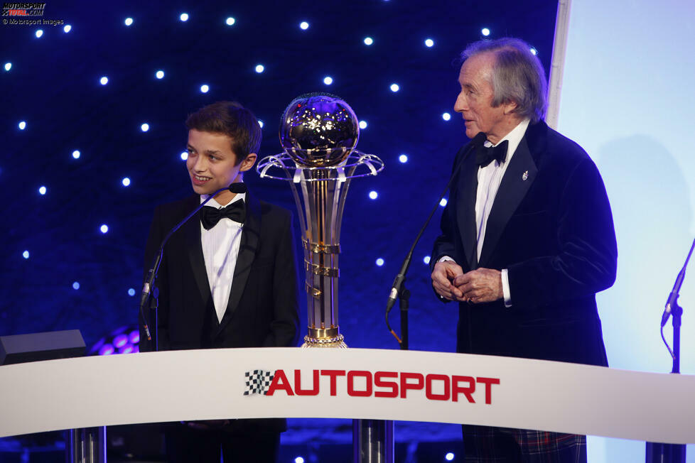 Dass Lando Norris es im Motorsport weit bringen wird, das deutet sich früh an: Bereits 2013 hat der Brite im Alter von 14 Jahren im Rahmen der Autosport-Awards als amtierender Kart-Europameister seinen ersten Auftritt auf einer großen Bühne. Jackie Stewart ahnt damals schon: Aus dem Jungen wird einmal was!