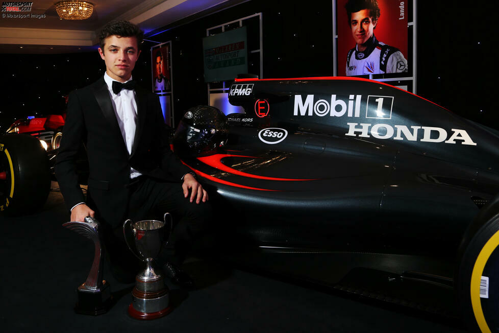Im gleichen Jahr tritt Norris dem McLaren-Nachwuchsprogramm bei, nachdem er 2016 bereits den Autosport-Award als bester Nachwuchspilot gewonnen hat. Er tritt damit in die Fußstapfen von Fahrern wie David Coulthard, Jenson Button oder George Russell, der die Auszeichnung zwei Jahre vor ihm bekam.