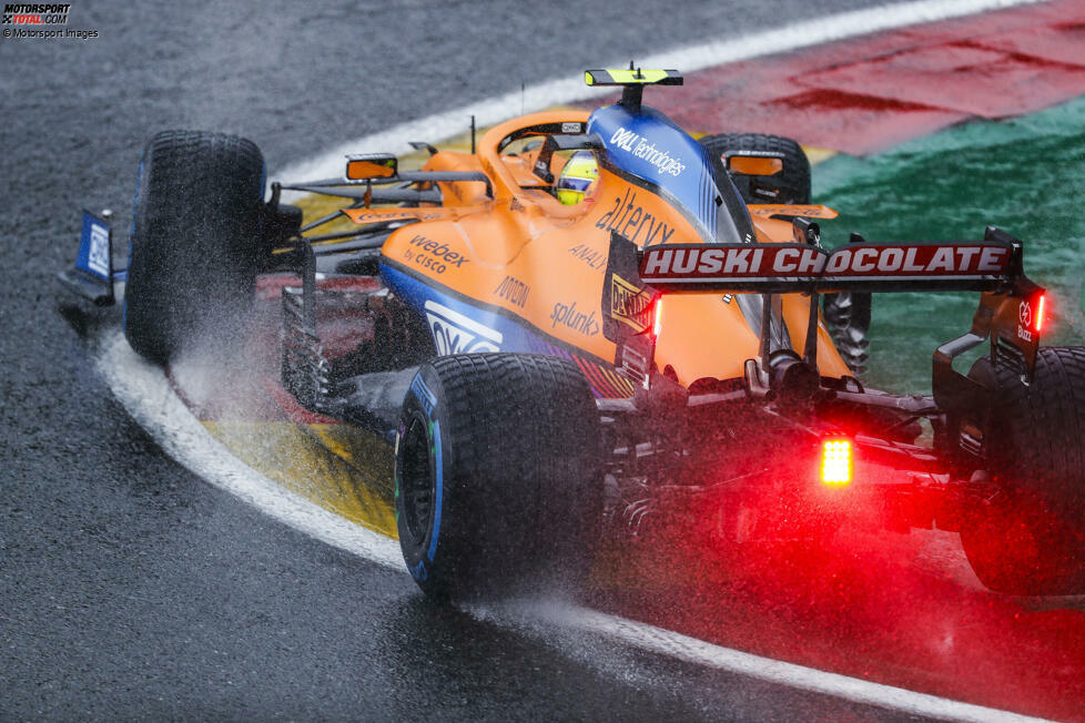 Zudem hat Norris 2021 seinen bis dahin schwersten Unfall in der Formel 1. In Spa fliegt er im Qualifying auf nasser Strecke in Eau Rouge ab. Der Brite kommt allerdings mit dem Schrecken davon und ist davon abgesehen 2021 ein Muster an Konstanz. Er punktet in 20 der 22 Rennen und sieht nur einmal nicht die Zielflagge.