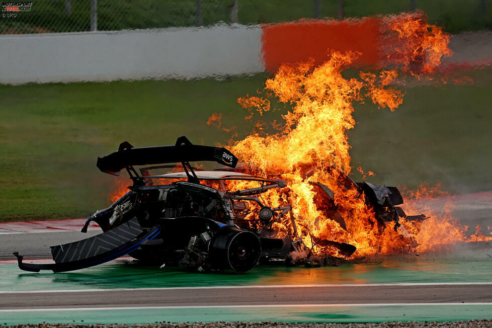 ...während es lichterloh in Flammen steht...