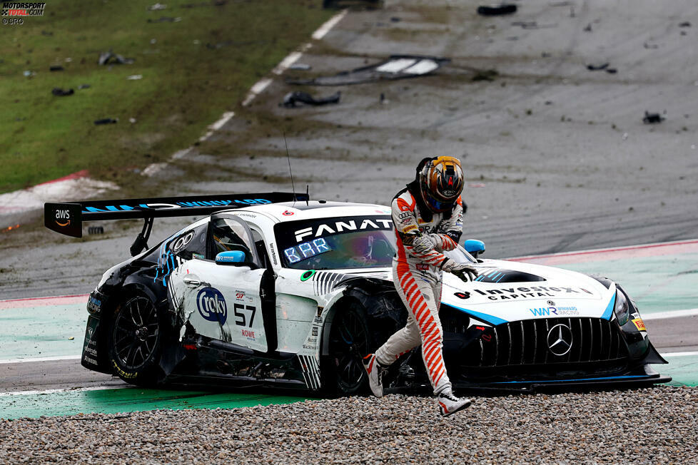Vorbei geht es am ebenfalls völlig zerstörten Winward-AMG.