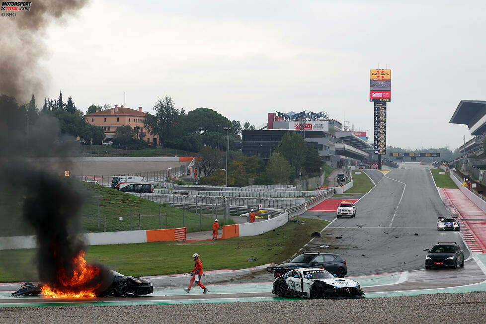 Die Szenerie gleicht einem Kriegsgebiet, es folgt eine ewige Safety-Car-Phase, die wegen Starkregens auf 55 Minuten verlängert werden muss.