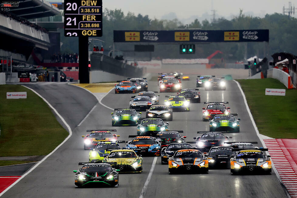 Beim Start sieht noch alles ganz manierlich aus. Die Action startet im Bildhintergrund mit dem blauen McLaren in der Nähe der Boxenausfahrt. In dessen Windschatten fährt Dylan Pereira im Attempto-Audi, hinter dem sich wiederum Reece Barr im Winward-Mercedes befindet. Die Hälfte des Feldes fährt Slicks, die andere Regenreifen.