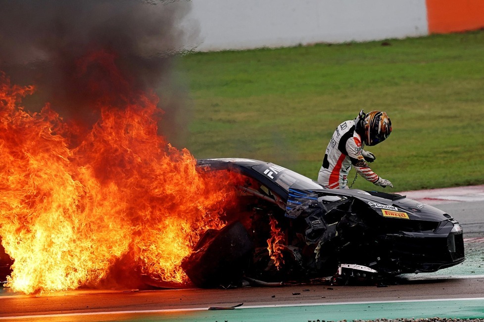 Dylan Pereira entkam beim Finale des Sprint-Cups der GT-World-Challenge (GTWC) Europe einer Flammenhölle - Der Luxemburger blieb dabei unverletzt