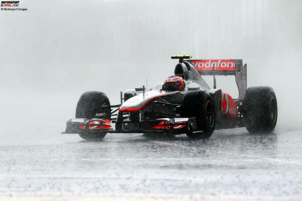 Das längste Formel-1-Rennen - Der Große Preis von Kanada 2011 dauerte (inklusive Unterbrechungen) 4 Stunden, 4 Minuten und 39 Sekunden. Anschließend wurde für Rennen in der Königsklasse eine maximale Dauer von vier Stunden festgelegt, inzwischen beträgt diese sogar nur noch drei. Der Rekord ist also sicher.