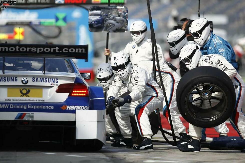 Reinhold baute sein DTM-Team komplett neu auf - mit Mitarbeitern aus dem GT-Sport, der Rallye-WM und der Formel 1 sowie der DTM selbst. Das BMW Team RMG übernahm eine großzügige Werkshalle auf dem Zakspeed-Gelände in Niederzissen.
