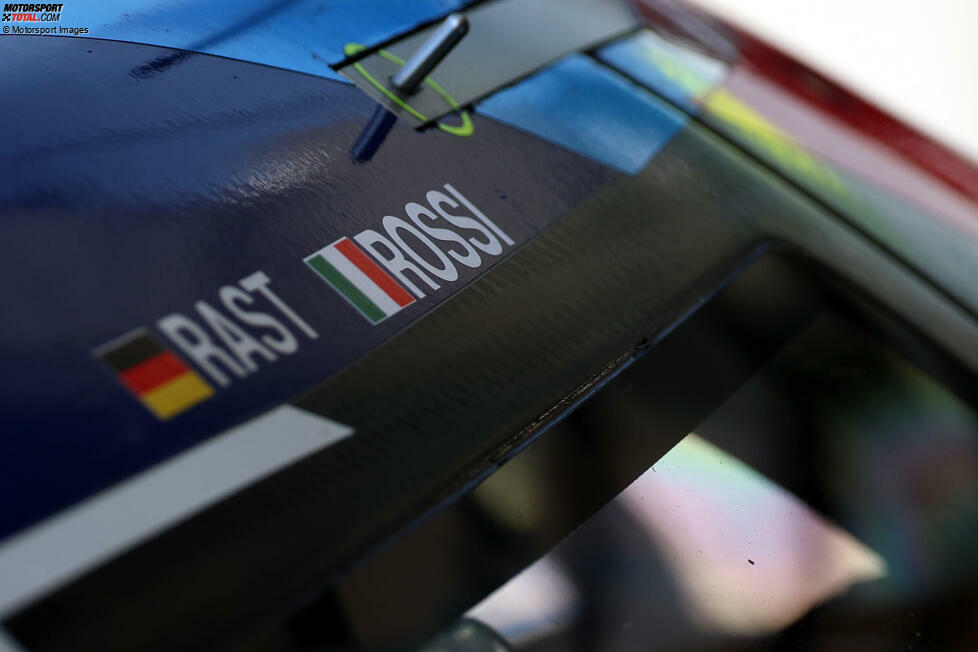 Der neunmalige Motorrad-Weltmeister testet im Rahmen des WEC-Rookietests auf dem Bahrain International Circuit den BMW M Hybrid V8. BMW-Stammfahrer Rene Rast fährt fünf Runden, um alle Systeme zu checken, dann geht es los.