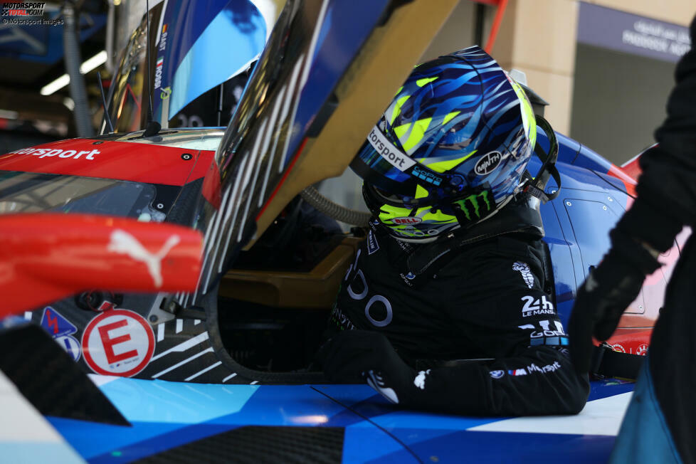 Der LMDh-Bolide ist weiter weniger geräumig als der BMW M4 GT3 und erfordert einige Verrenkungen, doch letztlich kann Rossi im Cockpit festgezurrt werden.