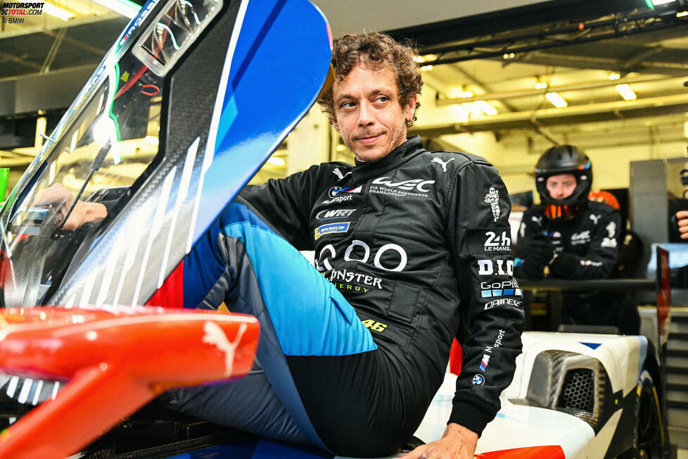 Nur einen Tag nach dem WEC-Finale 2024, den 8 Stunden von Bahrain, steht Valentino Rossi erneut im Rampenlicht.