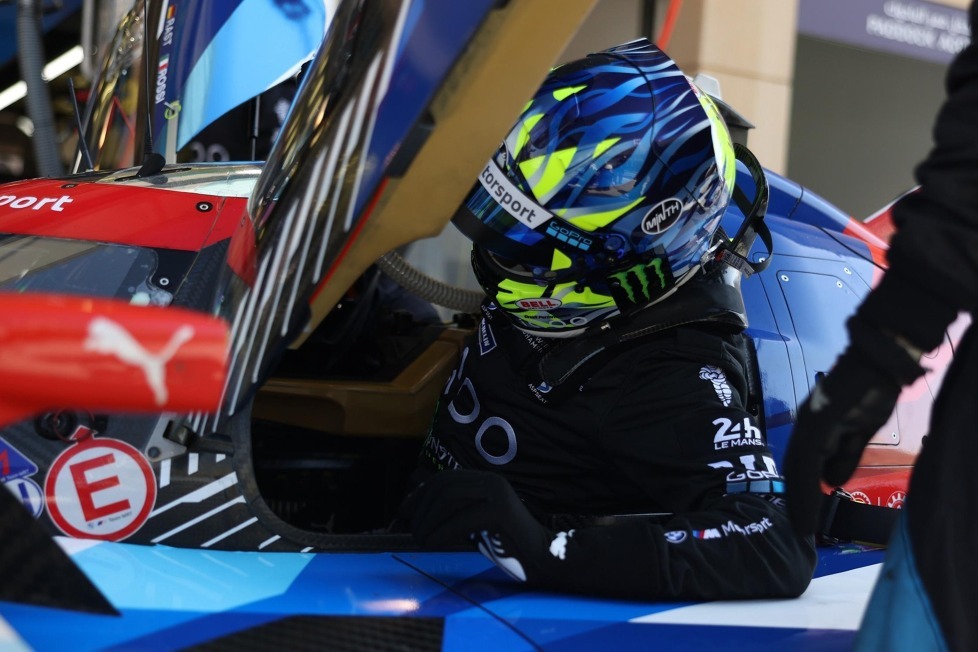 Im Rahmen des WEC-Rookietests in Bahrain fährt Valentino Rossi erstmals ein Hypercar - Die MotoGP-Legende nimmt im BMW M Hybrid V8 LMDh Platz