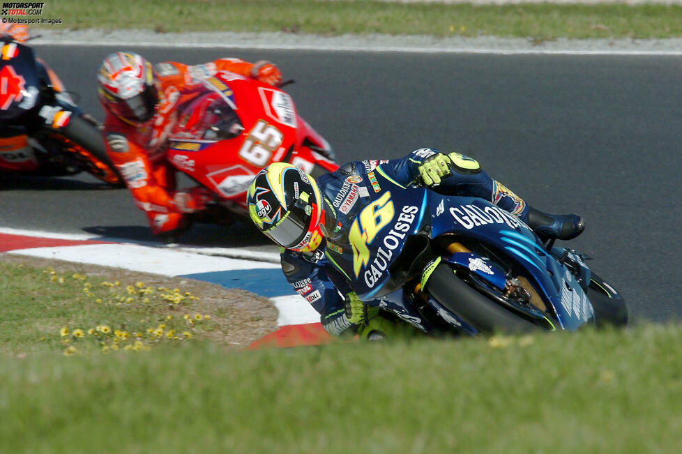 2004 dockt Rossi bei Yamaha an. Viele zweifeln an seinem Wechsel, doch er straft die Skeptiker Lügen und gewinnt bereits den Saisonauftakt in Welkom. Acht weitere Siege folgen, unter anderem beim vorletzten Rennen auf Phillip Island, der Titel Nr. 6 bedeutet. Saisonbilanz: 9 Siege in 16 Rennen, 304 Punkte
