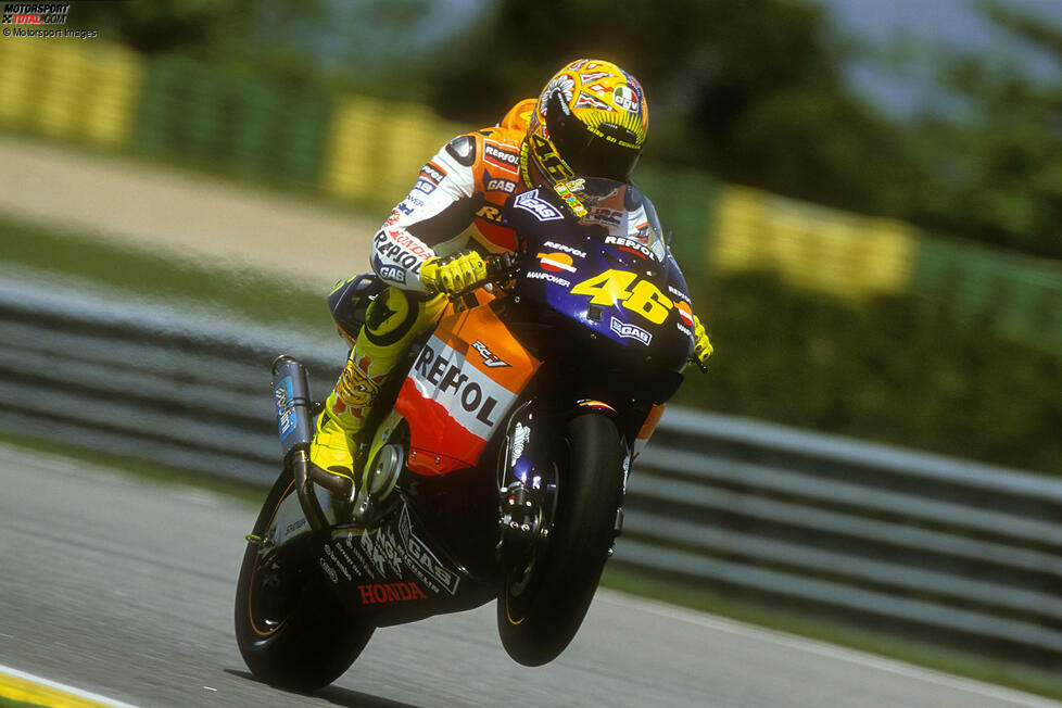 Mit Beginn der MotoGP-Viertaktära 2002 rückt Rossi ins Honda-Werksteam auf und kann seinen Titel erfolgreich verteidigen. Er gewinnt acht der ersten neun Rennen und verpasst insgesamt nur einmal das Podest. Der Titel ist ihm bereits mit einem Sieg in Rio, vier Rennen vor Saisonende, sicher. Saisonbilanz: 11 Siege in 16 Rennen, 355 Punkte