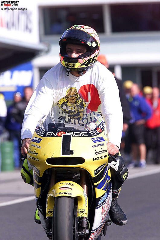 Auch in der 500er-Klasse findet sich Rossi schnell zurecht. Nachdem er in seiner Rookie-Saison mit Honda bereits zehnmal auf dem Podest steht, wird er 2001 zum Dominator. Auf Phillip Island feiert er Rennsieg und Titel. Am Ende hat er 106 Punkte Vorsprung auf Verfolger Max Biaggi. Saisonbilanz: 11 Siege in 16 Rennen, 325 Punkte