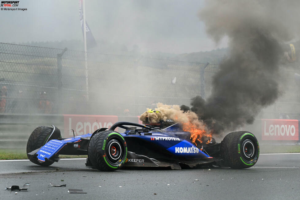 Es dauert ein paar Momente, ehe Sportwarte mit Feuerlöschern zur Stelle sind.