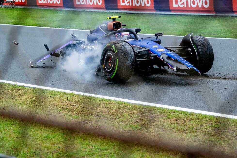Das Wrack des Williams rutscht über die Strecke.