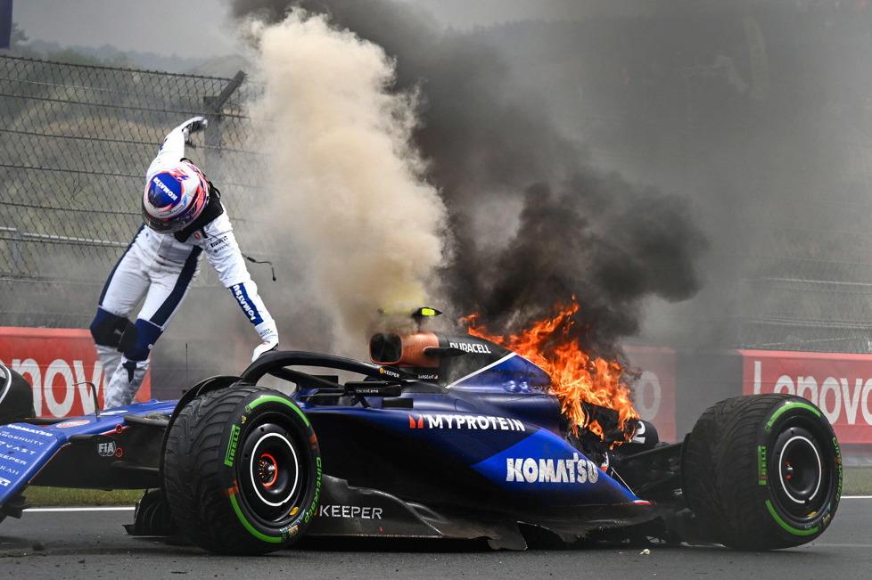 Logan Sargeant kracht im dritten Freien Training in Zandvoort hefitg in die Leitplanke - Anschließend fängt sein Williams FW46 sogar Feuer