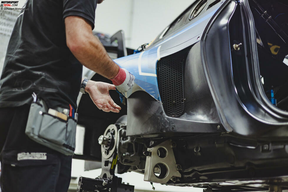 Hier wird die Folie vom Fahrzeug gezogen. Durch Erhitzung lässt sich das rascher erledigen. Darunter kommt die jungfräuliche Carbonoptik der Außenhaut des BMW M4 GT3 zum Vorschein.