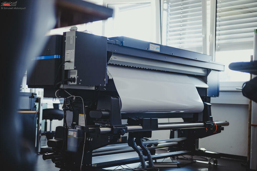 Das liegt daran, dass die komplette Folie mit einem speziellen Großformat-Drucker beim Schubert-Team ausgedruckt wird! Da Rasts Design über den größten Schwarzanteil verfügt, wird am meisten Druckerfarbe benötigt. Der matte Ton wird über ein Premium-Schutzlaminat erreicht, mit dem die glänzende Folie nach dem Ausgasen überzogen wird.