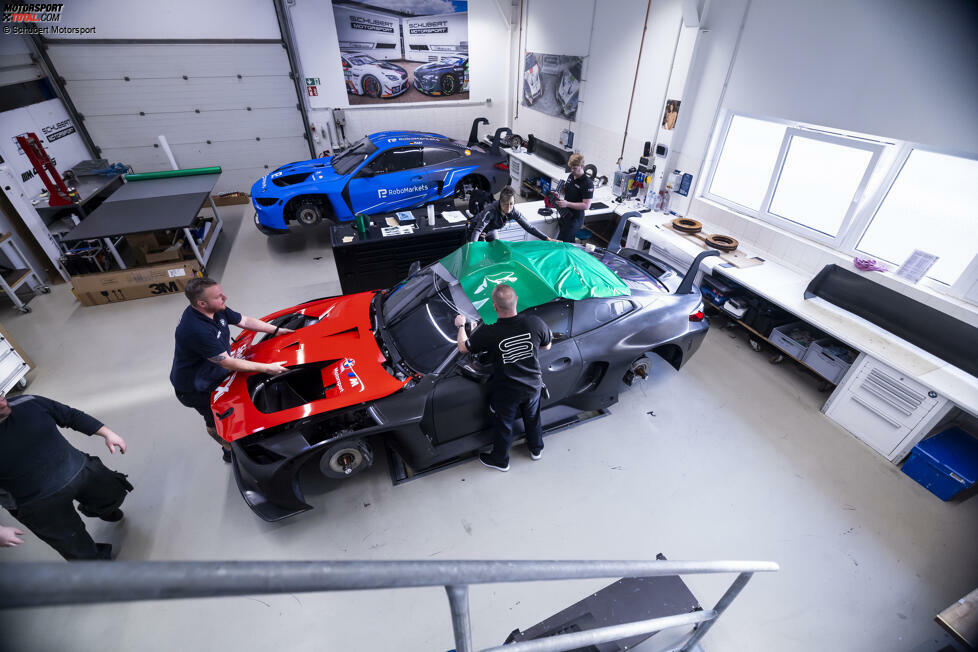 Lackieren war gestern! Die DTM-Autos werden seit vielen Jahren aus Gewichtsgründen und weil man Schäden schneller ausbessern kann, ausschließlich foliert, also mit Klebefolie versehen. Doch wie läuft dieser Prozess ab?