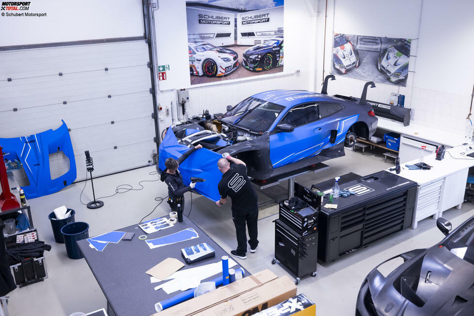 Besonders aufwändig ist die Frontpartie des M4 GT3 mit den zwei riesigen Nieren. Hier wird die Folie mit einer Heißluftpistole auf Temperatur gebracht, damit sie elastisch ist und an die zerklüftete Front angepasst werden kann.