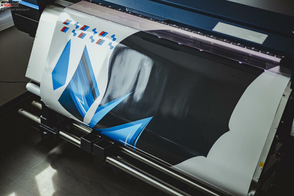 So sehen die Aufkleber bei Rene Rasts BMW aus. Das Robomarkets-Design in matten Blautönen kommt nicht nur bei den Fans gut an, sondern ist auch die teuerste Folierung der drei Schubert-Autos.