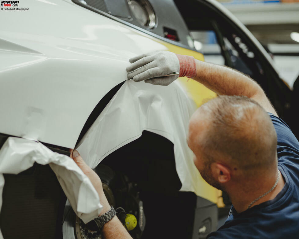 Die Hochglanz-Folie ist bei Sheldon van der Lindes M4 GT3 günstiger, weil sie mehr Weißanteil besitzt und dadurch weniger Druckerfarbe benötigt. Da sie aber über einen Farbverlauf verfügt, muss Schubert wie bei Rasts Autos selber drucken.