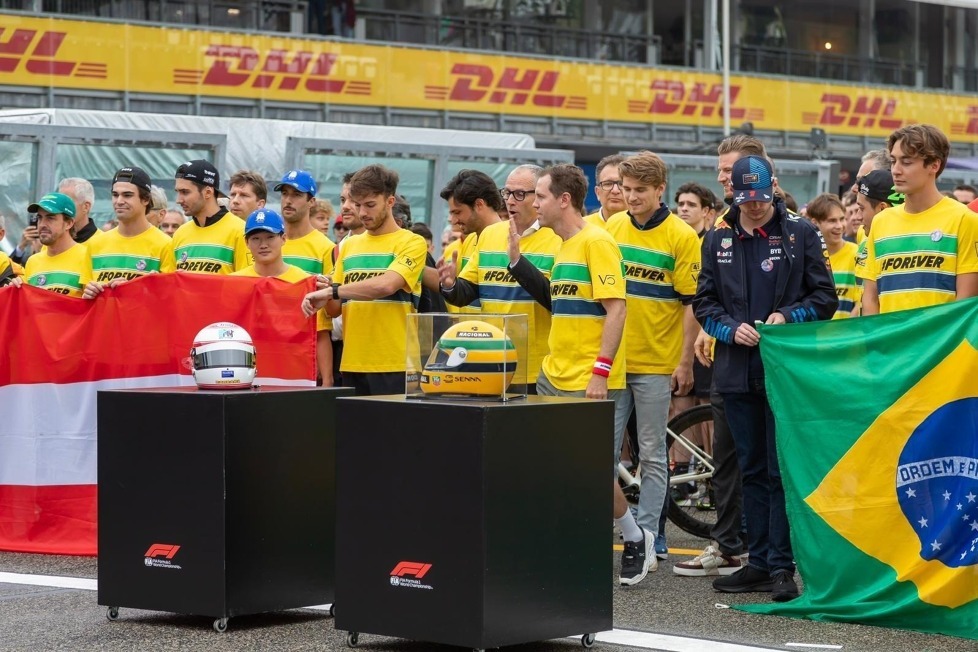 Unter der Leitung von Sebastian Vettel sind die Formel-1-Piloten beim Imola-GP 2024 in Gedenken an Ayrton Senna und Roland Ratzenberger zusammengekommen