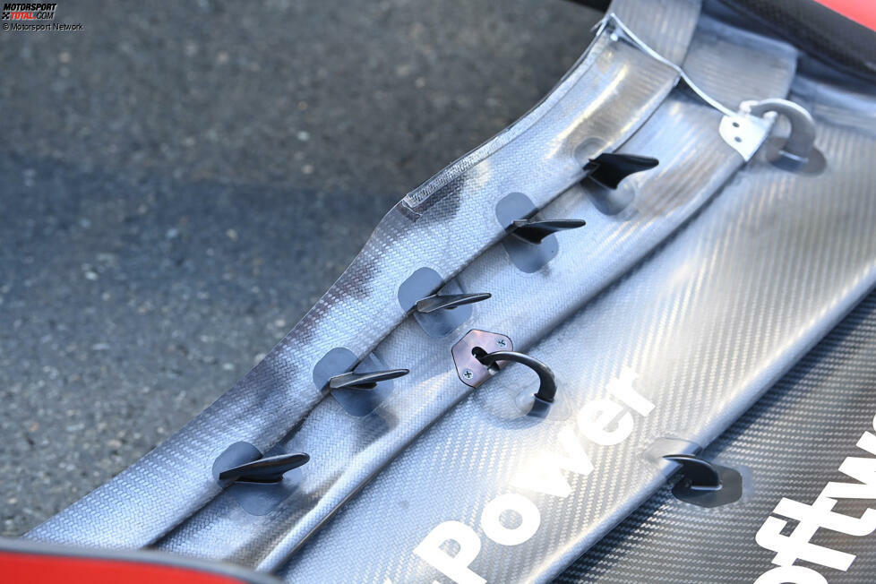 Ferrari hat im Rahmen des Updates für den Großen Preis von Saudi-Arabien an der Endplatte des Frontflügels gearbeitet, wobei der C-förmige Ausschnitt in der unteren Ecke wahrscheinlich auf einen verbesserten Outwash-Effekt abzielt.