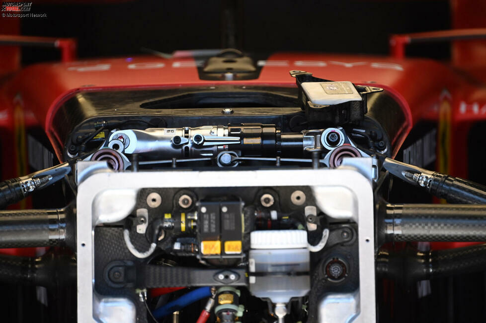 Eine Nahaufnahme des Chassis des SF-23 ohne die Verkleidung ermöglicht es uns, einige der inneren Aufhängungselemente zu sehen.