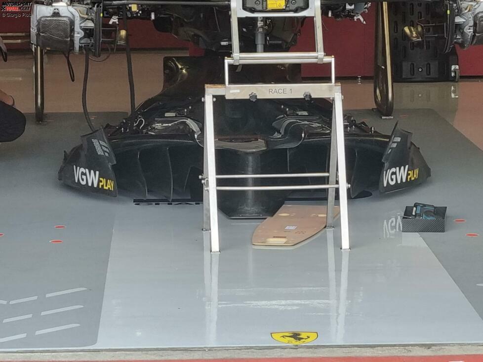 Ein Blick auf die Vorderkante des Unterbodens und der Luftleitbleche, während der Boden vom Chassis abgetrennt ist.