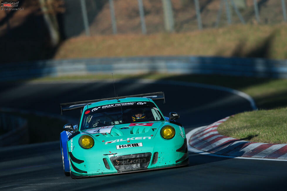 Ein Porsche stand auch in der VLN-Saison 2018 ganz oben in der Tabelle: Der Porsche 911 GT3 R #4 von Falken Motorsports setzte sich im Saisonverlauf mit zwei Gesamtsiegen gegen den Frikadelli-Porsche #31 durch.