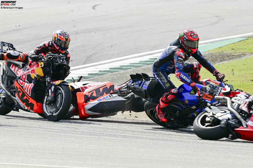 Miller und seine KTM rutschen über die Innenseite der Kurve, woraufhin auch Quartararo stürzt