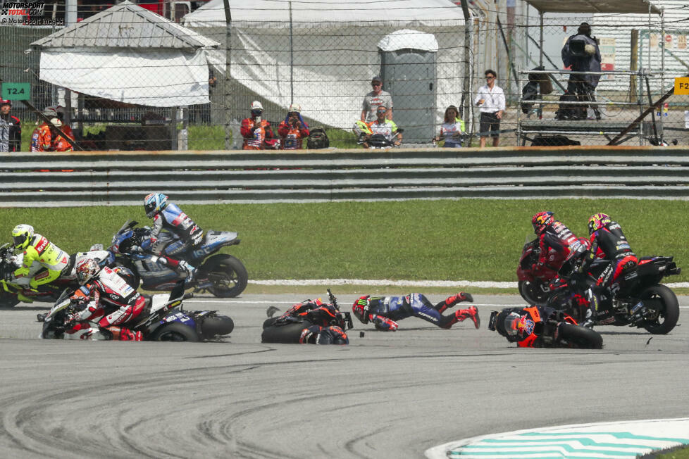 Quartararo, der mitten auf der Strecke liegt, hat Glück, dass die nachfolgenden Fahrer ausweichen können