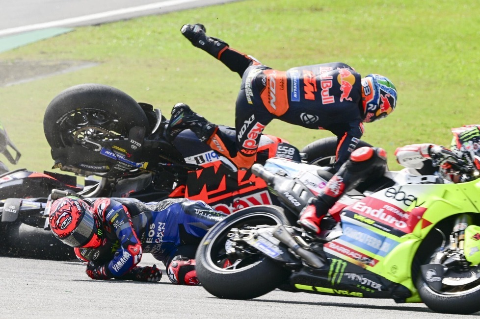 Der Grand Prix von Malaysia 2024 muss nach einem Unfall in Kurve 2 kurz nach dem Start abgebrochen werden - Mehrere Fahrer sind involviert