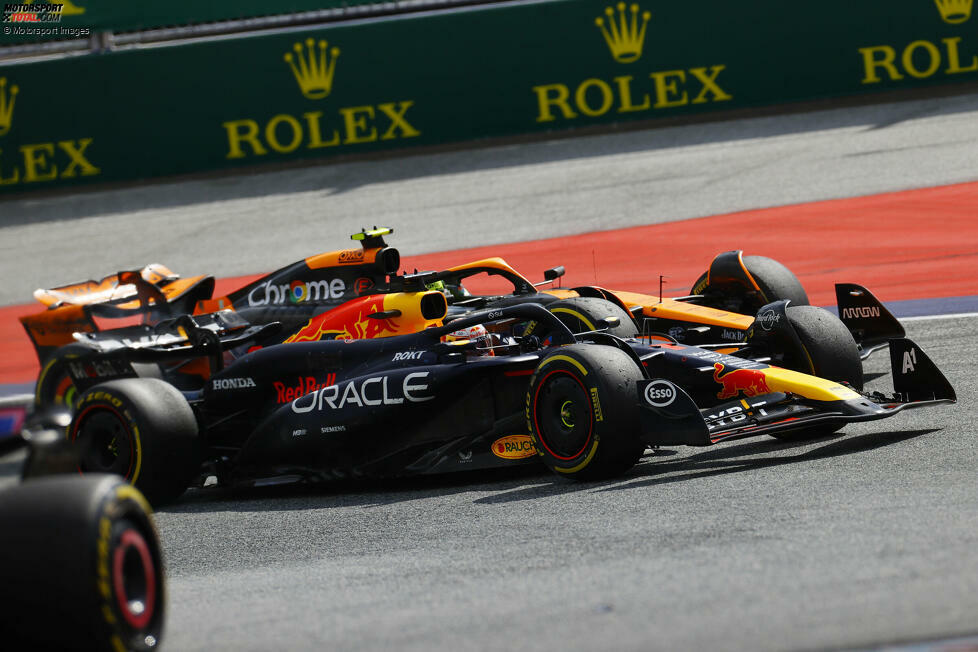 Später versucht es Norris an der gleichen Stelle außen, doch Verstappen zieht nach links und es kommt zum Kontakt, sodass ...