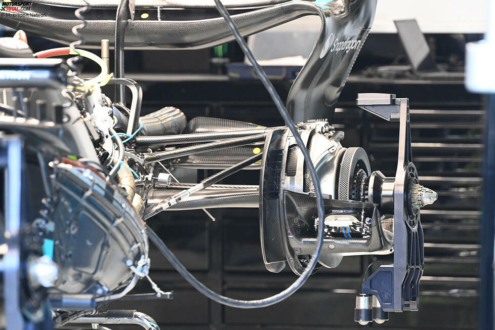 An der hinteren Bremsanlage des W14 ohne Trommel können wir sehen, wie der Bremssattel durch die Verkleidung mit kühler Luft versorgt wird.