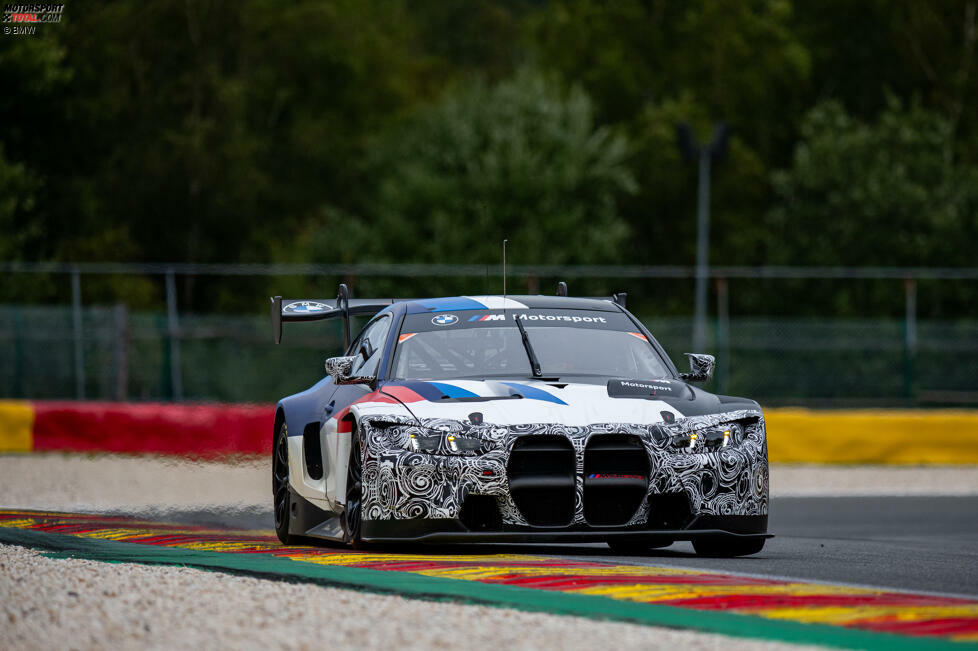 BMW wartet in einem der zwei eingesetzten BMW M4 GT3 mit keinem Geringeren als dem neunmaligen Motorrad-Weltmeister Valentino Rossi als Fahrer auf. Das BMW-Einsatzteam in der LMGT3- ist genau wie der Hypercar-Klasse die WRT-Mannschaft mit Sitz in Belgien.