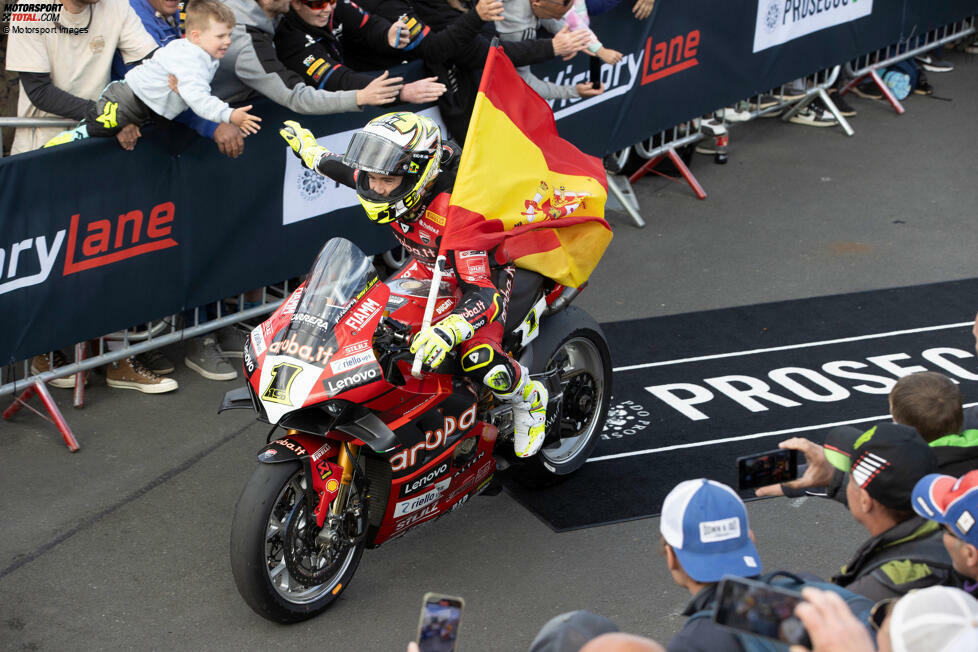 Und auch im Folgejahr 2023 ist Alvaro Bautista unschlagbar. Der Spanier holt mit seiner Ducati Panigale V4R beeindruckende 27 Siege in 36 Rennen.