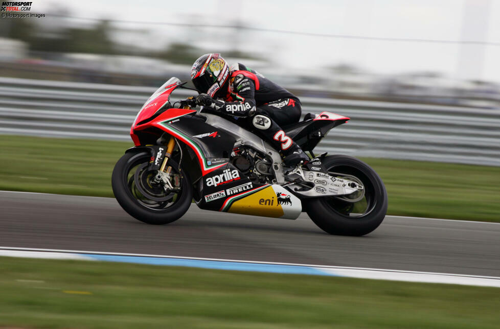 Aprilia-Pilot Max Biaggi gewinnt in der Saison 2012 die Meisterschaft. Der Italiener liegt lediglich einen halben Punkt vor Tom Sykes (Kawasaki). Biaggi tritt nach seinem zweiten WSBK-Titel zurück.